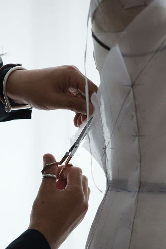 Mani al lavoro su un capo sartoriale